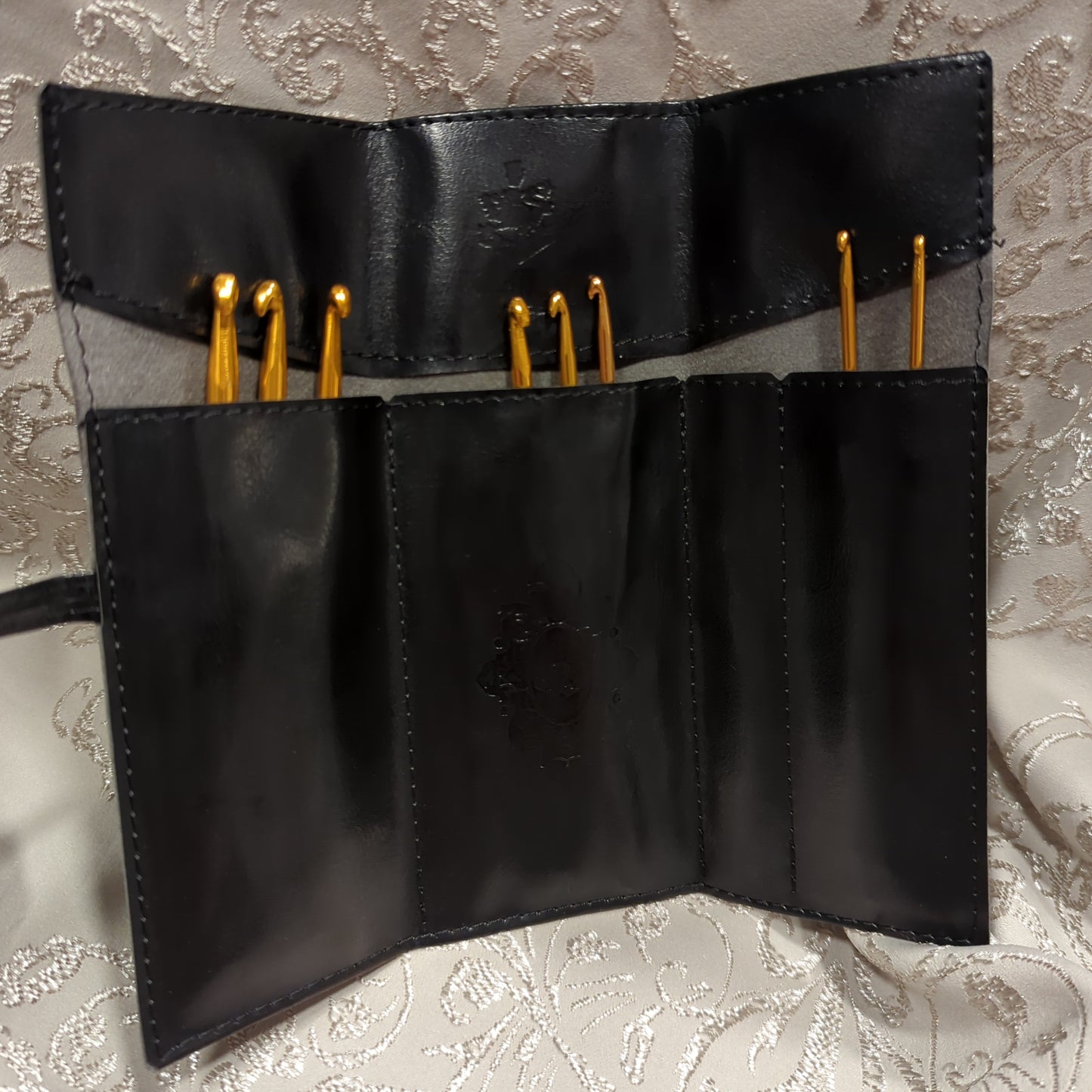 8 piece black and gold hook set