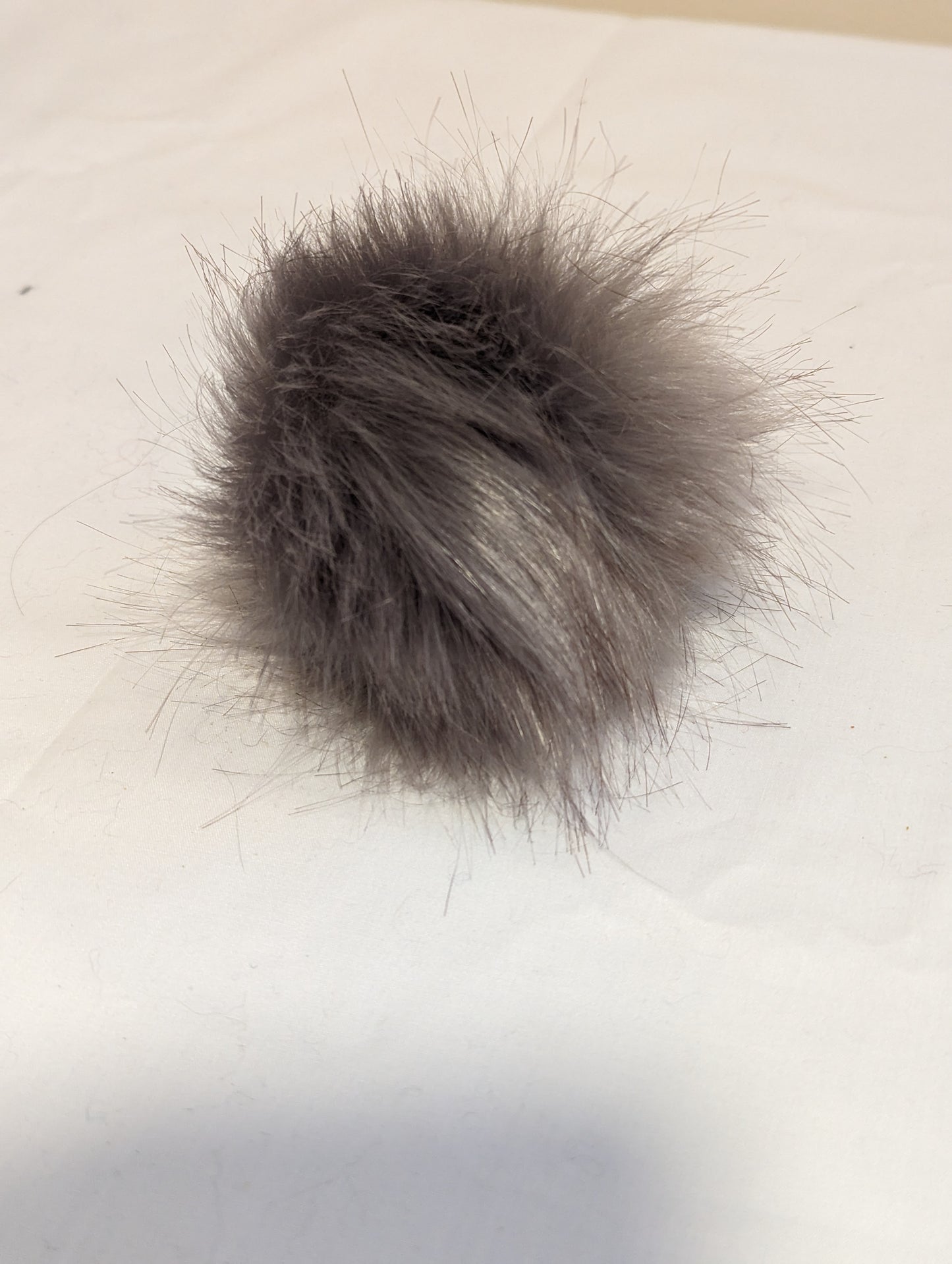 Pompon en fausse fourrure de 10 cm