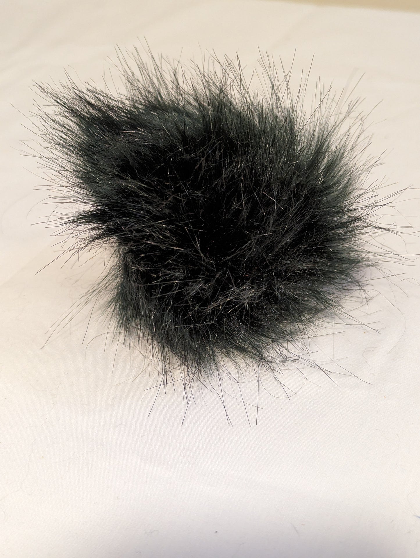 Pompon en fausse fourrure de 10 cm