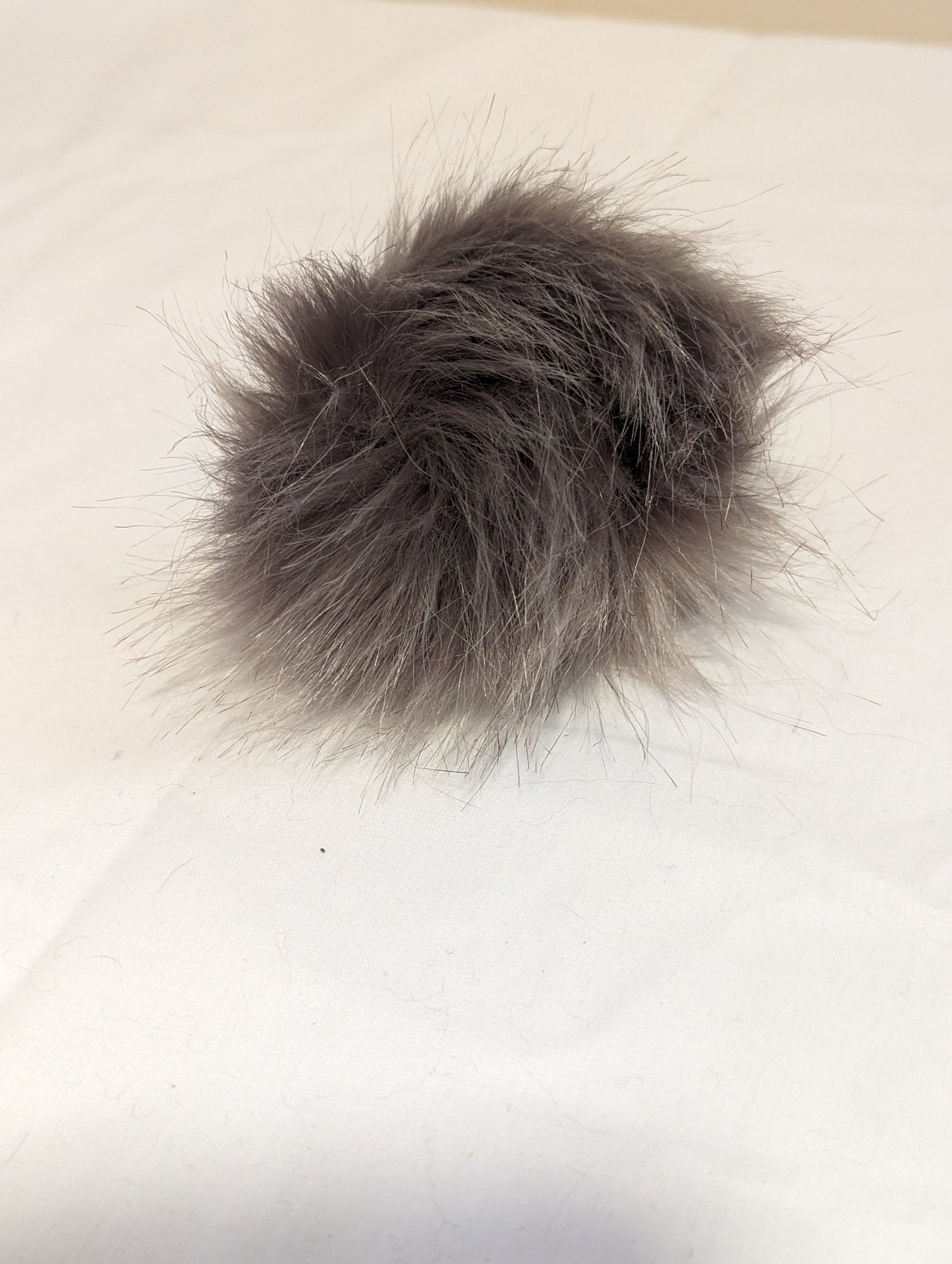 Pompon en fausse fourrure de 10 cm