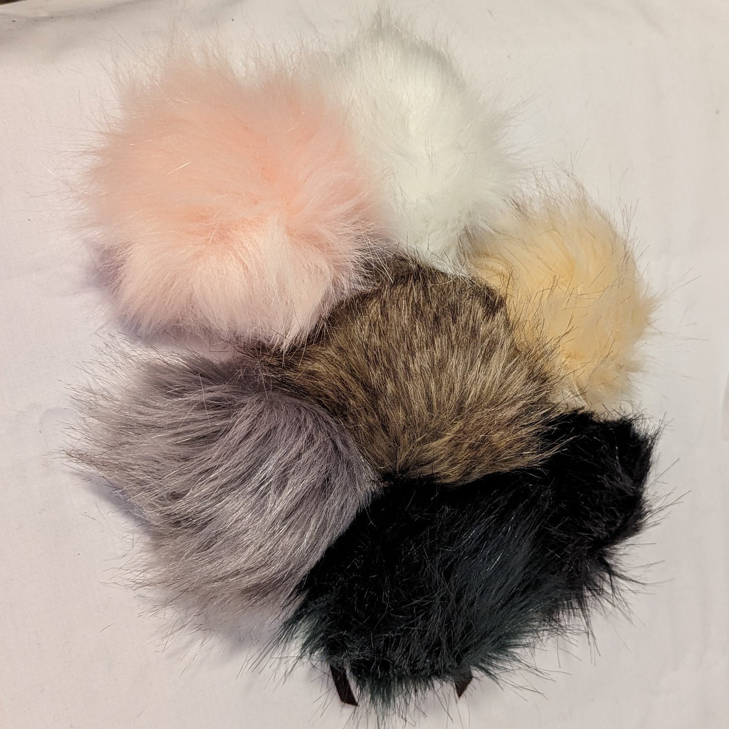 10 cm faux fur pompom